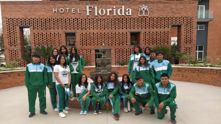 Los estudiantes del 2°Curso del CIYS en frente del nuevo edificio del Hotel Florida