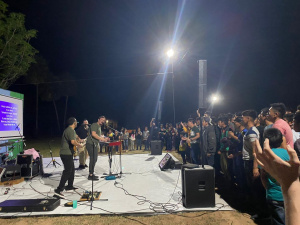 Jóvenes dan bienvenida a la primavera con un concierto
