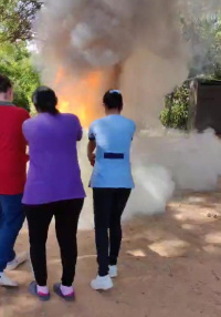 Personal en blanco en acción