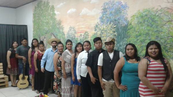 Grupo de estudiantes participantes del teatro