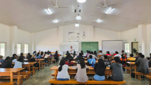 Curso introductorio con un nuevo grupo de estudiantes en el Instituto de Formación Docente.