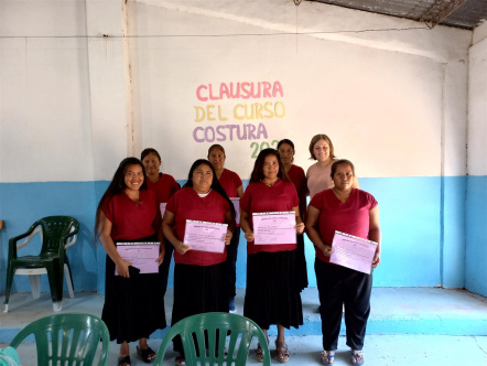 Mujeres de Campo Alegre culminan curso básico de costura
