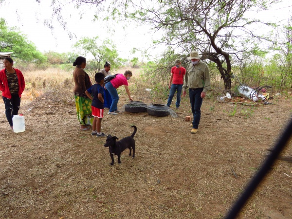 Plantación de cebolla con mujeres en Campo Lechuza