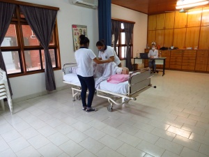 Estudiantes de enfermería realizan prácticas laboratoriales