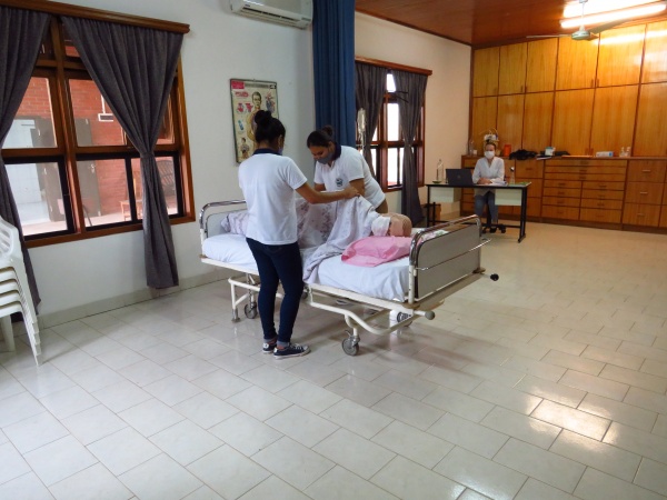 Estudiantes de enfermería realizan prácticas laboratoriales