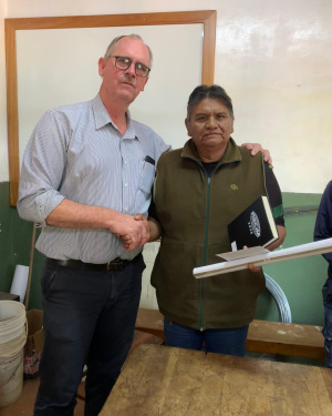 Entrega de agenda y calendario al líder Graciano Ramírez