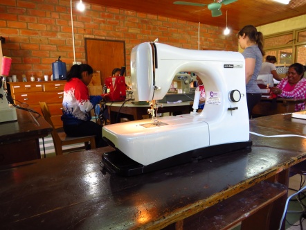 Inician cursos de costura para mujeres