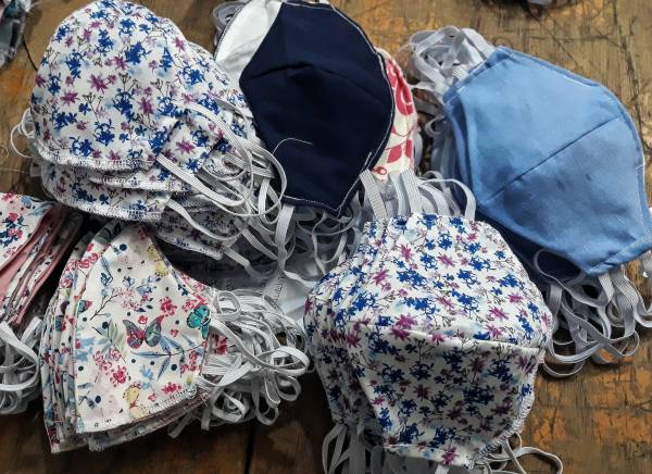 Mujeres indígenas costuran mascarillas