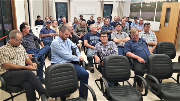 Breve visita de los hombres de la iglesia Hermanos Menonitas Blumental